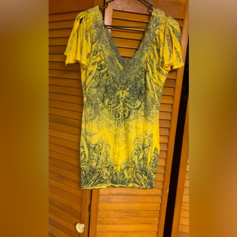 ๐ Vanity Medium Green and Yellow Top - Picture 1 of 3